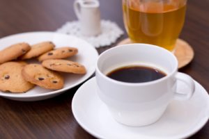コーヒーと緑茶とクッキー