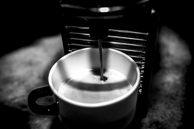 マシンでコーヒーを抽出中