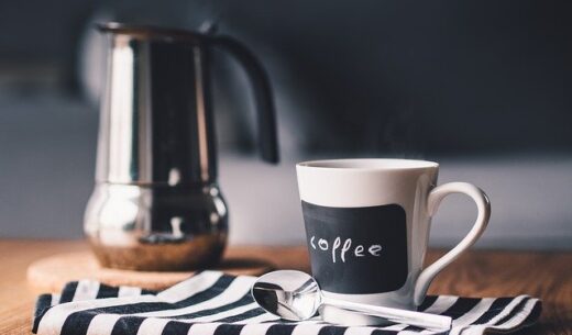 コーヒー用のマグカップとコーヒーポット