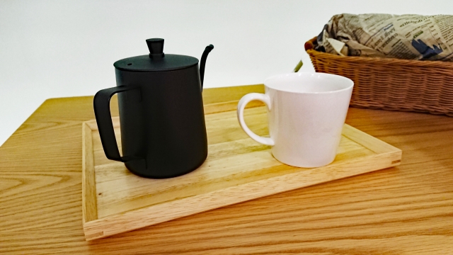 コーヒーケトルとコーヒ用マグカップ