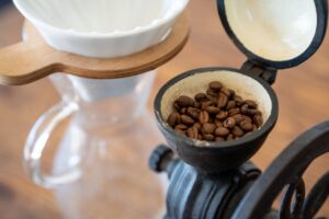 コーヒー豆が入ったコーヒー器具