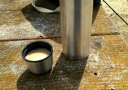 酸化防止の水筒のコップにコーヒーを注いだ画像