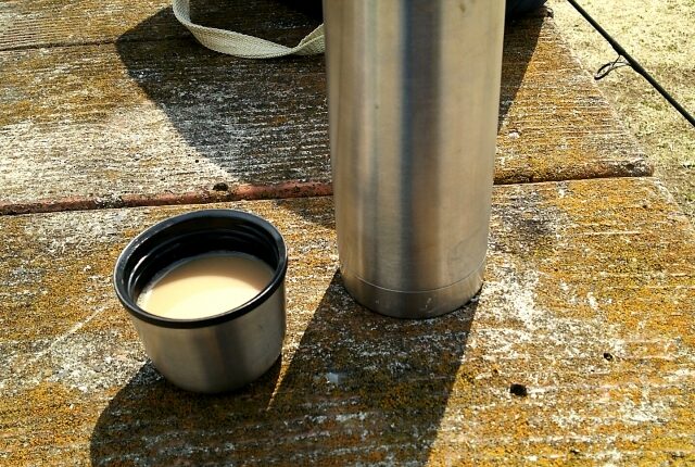 酸化防止の水筒のコップにコーヒーを注いだ画像