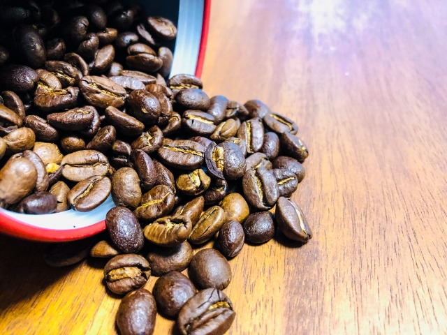 缶からこぼれるコーヒー豆