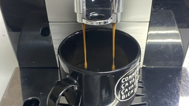 オフィス用のコーヒーマシンでコーヒーを抽出