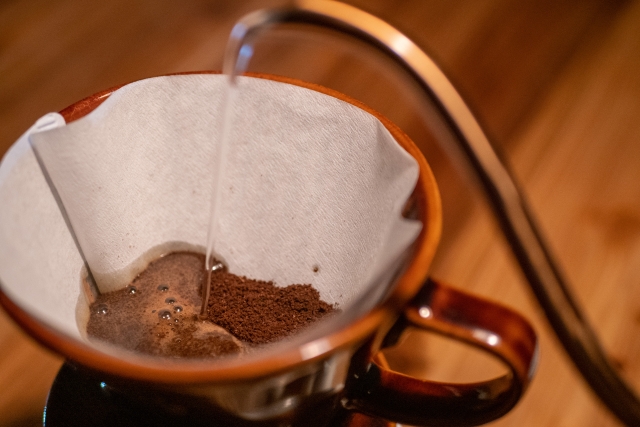 挽いたコーヒー粉でコーヒーを淹れる